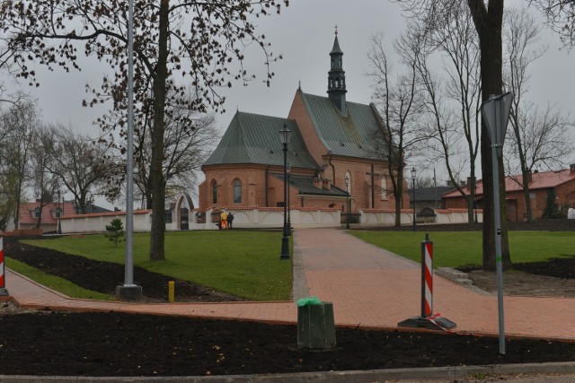 Zbliża się finisz prac przy rewitalizacji placu wokół kościoła Świętego Wacława na Starym Mieście.