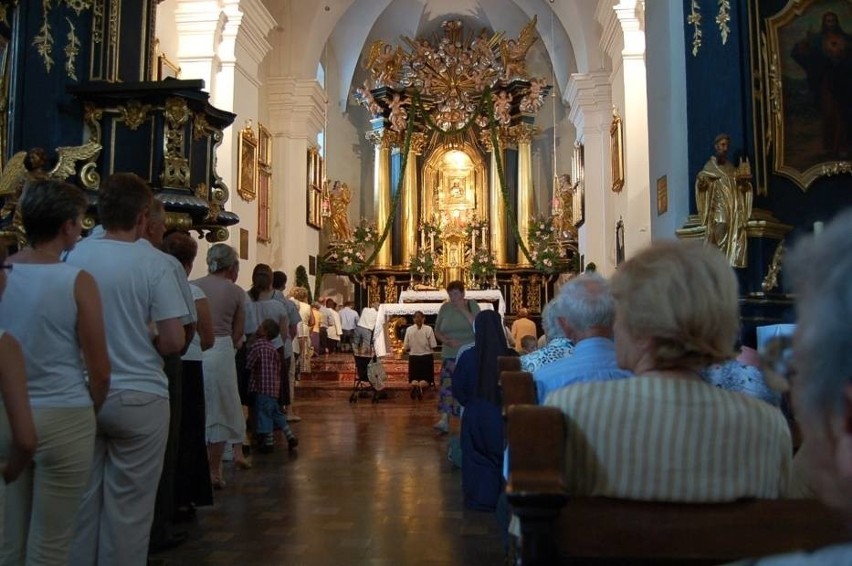 Sanktuarium w Tuchowie z cudownym obrazem Matki Bożej....