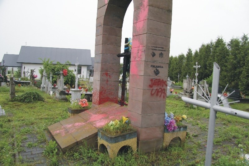 Pomnik w Hruszowicach został nielegalnie postawiony, pod...