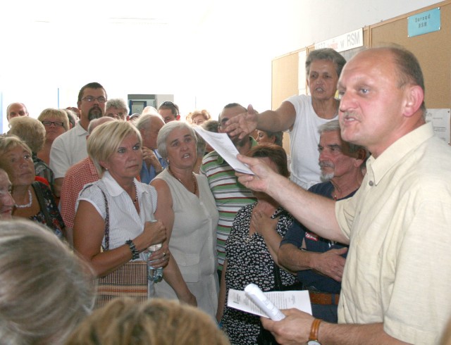 Prezes Marek Pytlarz (pierwszy z prawej) próbował wyjaśnić zasady rozliczeń, ale niemal nie był dopuszczany do głosu
