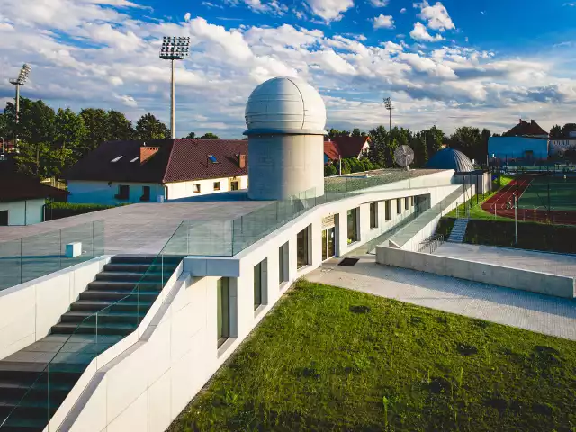 Niepołomice mają Młodzieżowe Obserwatorium Astronomiczne na miarę XXI wieku. Modernizacja bazy plac&oacute;wki trwała dwa lata. Inwestycja pochłonęła blisko 15 mln zł