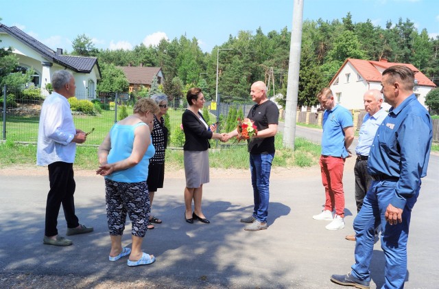 Podziękowanie dla pani wójt od mieszkańców za wykonane przez gminę prace. Więcej na kolejnych zdjęciach.