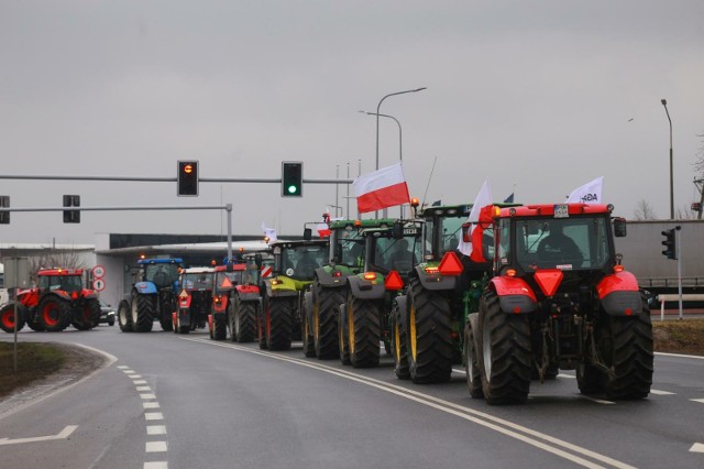 Rolnicy cały czas protestują. Kierowców czekają zatem utrudnienia na drogach w całym województwie. Więcej zdjęć ---->