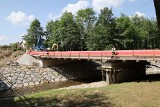 Trwa przebudowa mostu w Osobnicy. Ułożono chodnik w kierunku przeprawy nad Bednarką