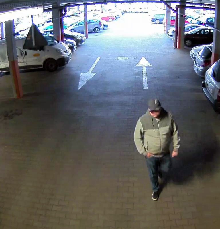 Kradzież samochodu na parkingu Manufaktury. Policja poszukuje złodzieja mazdy 6 [ZDJĘCIA]
