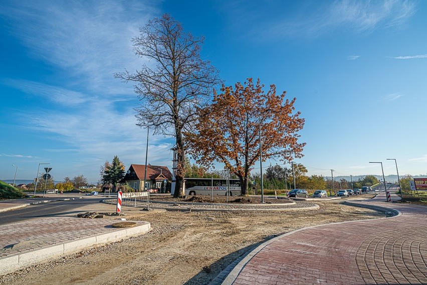 Stary Sącz. Rondo przy park&ride z dwoma drzewami i kapliczką [ZDJĘCIA]