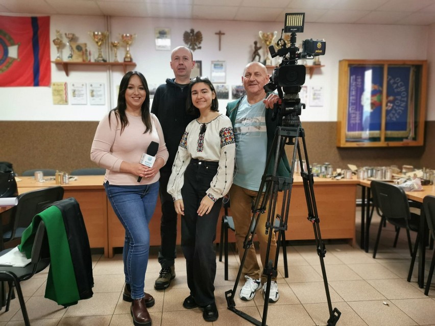 Polsat News gościł w Nowej Dębie i Jadachach, gdzie wolontariusze robią świece okopowe. Produkcja rusza też w Gorzycach [ZDJĘCIA, WIDEO]