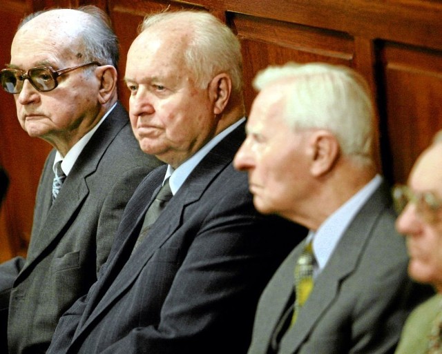 Listopad 2008 r., jeszcze razem na ławie oskarżonych w procesie Grudnia '70. Od lewej: gen. Wojciech Jaruzelski, Stanisław Kania, gen. Tadeusz Tuczapski i gen. Florian Siwicki