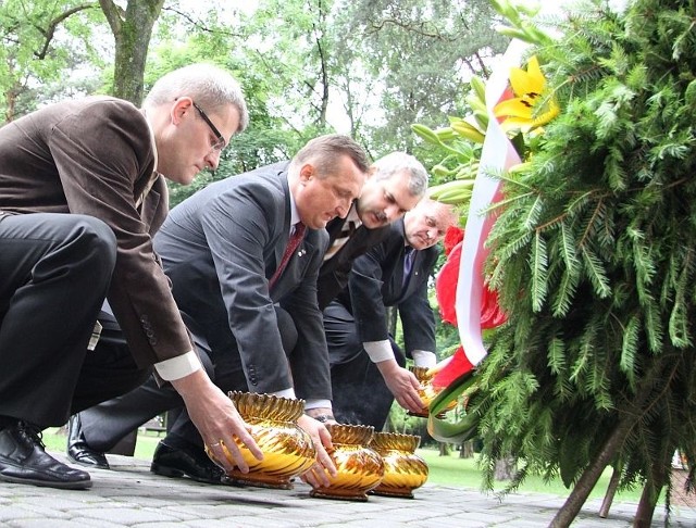 Wieńce i znicze przy Pomniku Katyńskim