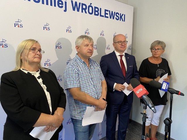 Ewa Jemielity, Marek Cołta, Bartłomiej Wróblewski i Magdalena Wojtas na konferencji prasowej zapowiadającej debatę w sprawie poznańskich TBS-ów.
