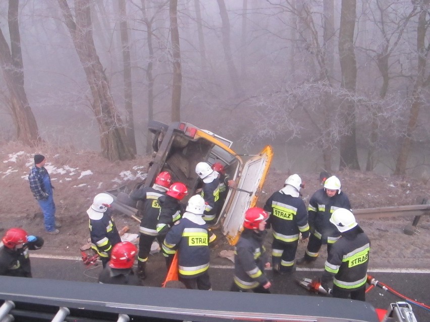 Wypadek w Waganowicach. Bus wpadł do rowu, są rannych