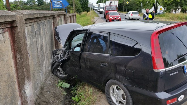 Honda prowadzona przez 60-latkę uderzyła w mur.