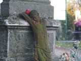 Rozstrzelany Chrystus i inne zaniedbane nagrobki na cmentarzu w Drohojowie 