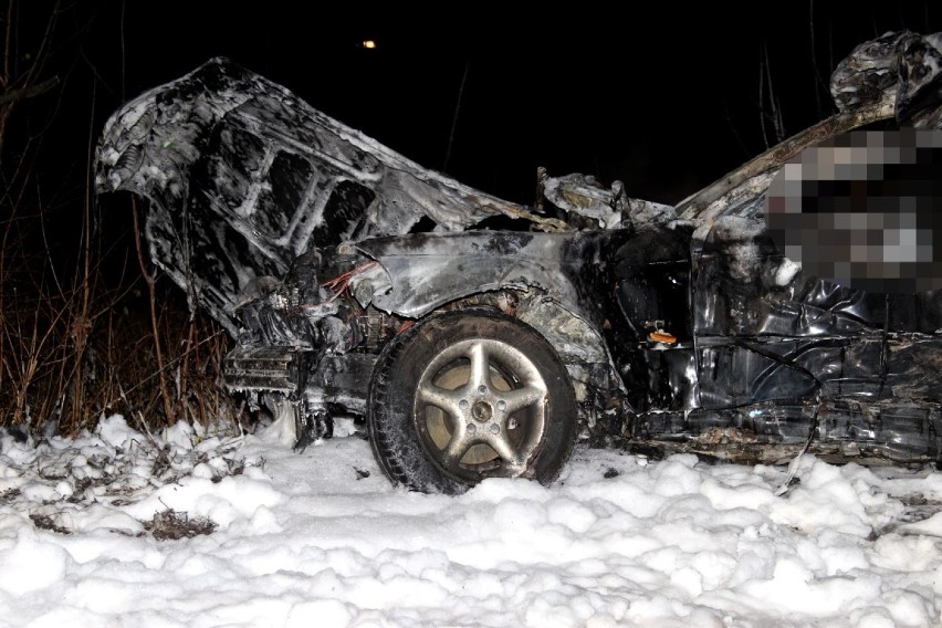 Tragiczny wypadek na trasie Karwice - Smardzewo. 2 osoby nie żyją [ZDJĘCIA, WIDEO]