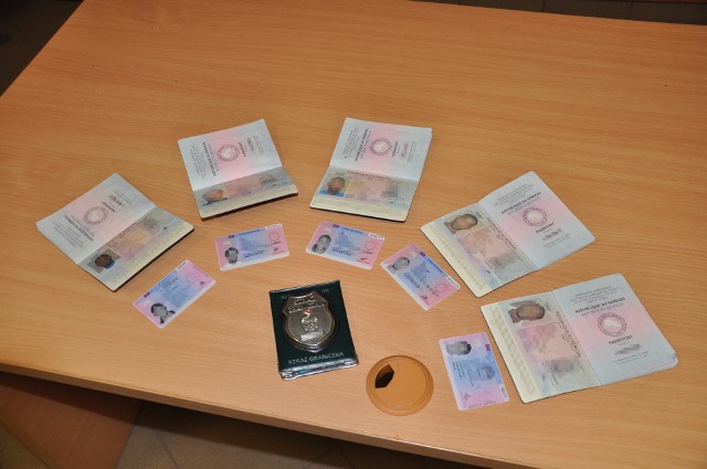 Paszporty i fałszywe karty pobytowe Senegalczyków.