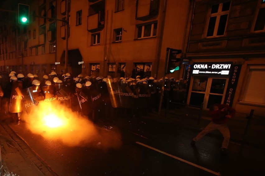 W stronę  policji poleciały w poniedziałek race, kamienie i...