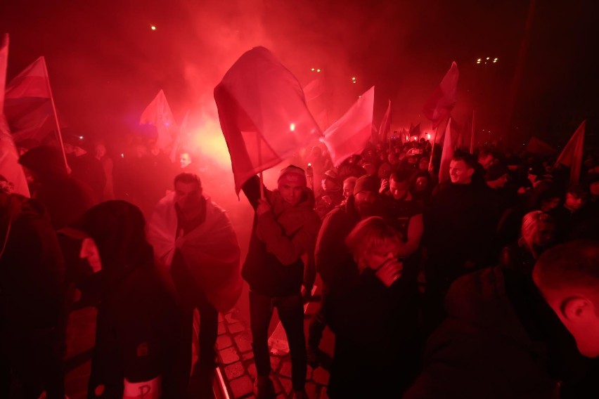 W stronę  policji poleciały w poniedziałek race, kamienie i...