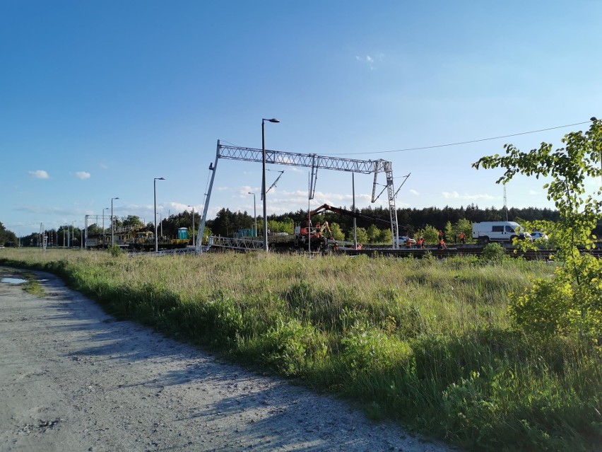 Wypadek w Nowej Dębie. Runęło przęsło sieci trakcyjnej, pracownik, 44-latek z Kielc zeskoczył w ostatniej chwili! (AKTUALIZACJA)