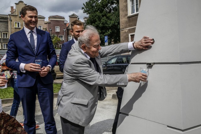 Sierpniowe uroczyste otwarcie zdroju wodnego przy ulicy Świętojańskiej w Gdańsku. Na zdjęciu: profesor Andrzej Januszajtis - historyk i wiceprezydent Gdańska Piotr Grzelak.