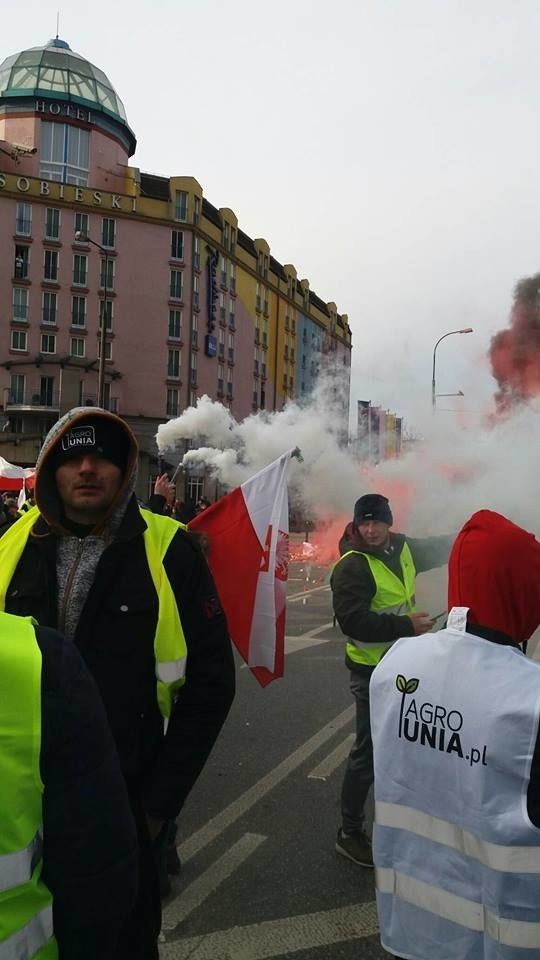 Rolnicy protestowali w Warszawie, była grupa ze Świętokrzyskiego. Płonęły opony i słoma, rozsypane jabłka 