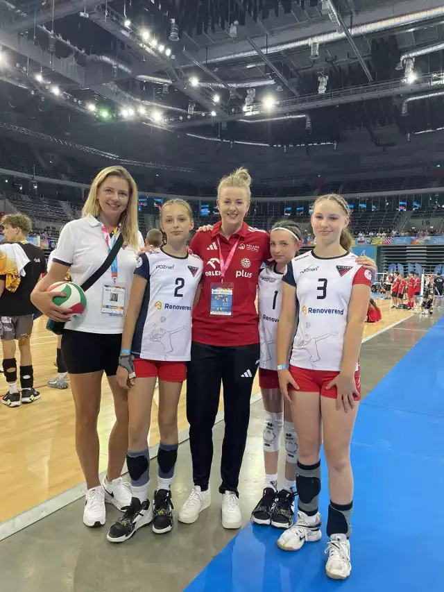 Trenerka Lucyna Dydzińska ze swoją siódmą w Polsce dwójką siatkarek KS Volley i jedną z najlepszych rozgrywających na świecie, czyli z Joanną Wołosz