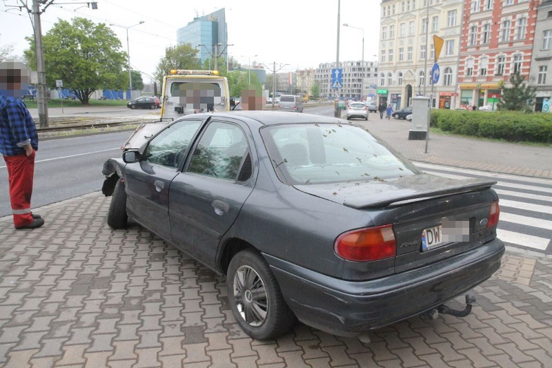 Wrocław: Wypadek na Drobnera. Ulica była zablokowana, nie jeździły tramwaje (ZDJĘCIA)