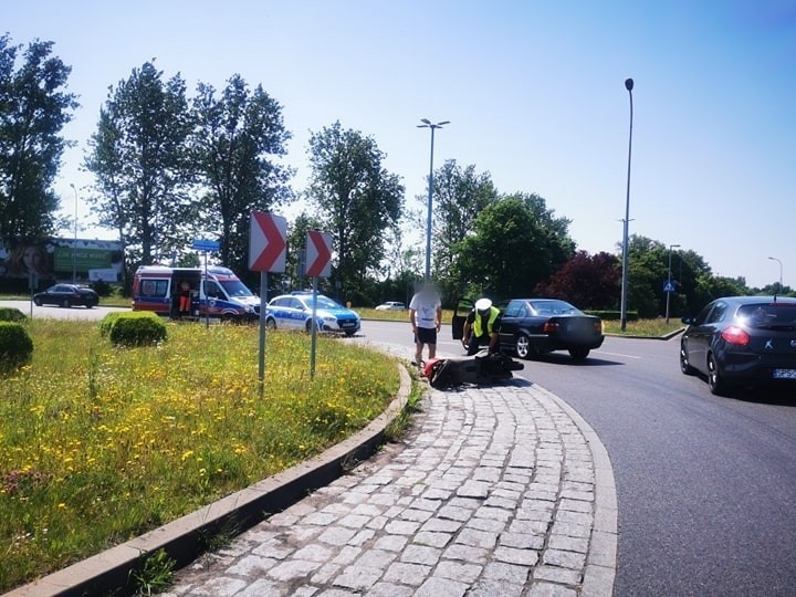 Kolizja na rondzie w Koszalinie. Samochód osobowy zderzył się ze skuterem [ZDJĘCIA]