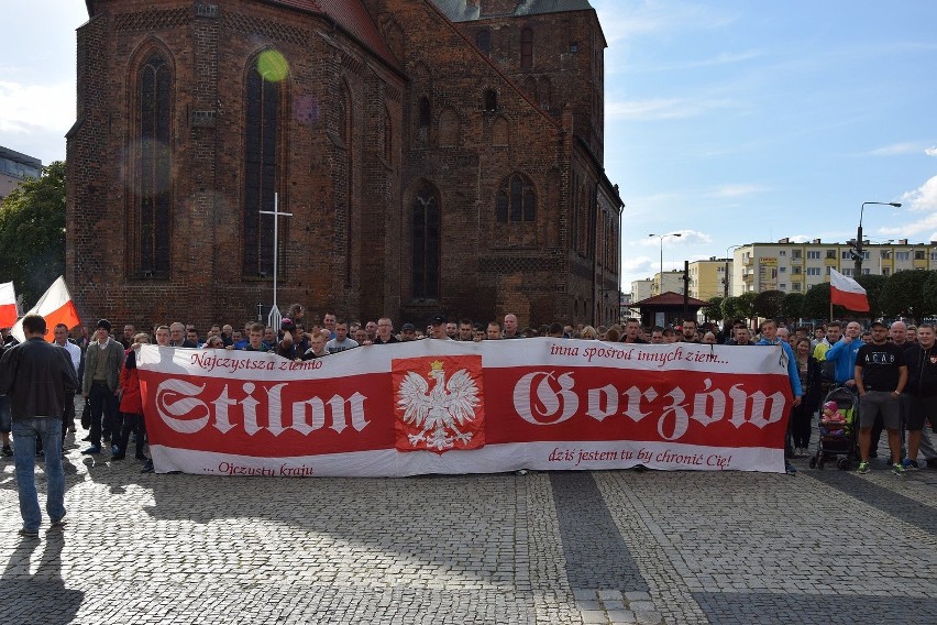 Tłum gorzowian pod katedrą protestował przeciw przyjęciu uchodźców (zdjęcia)