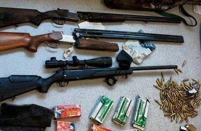 Zabezpieczona broń trafia do policyjnych magazynów, gdzie...