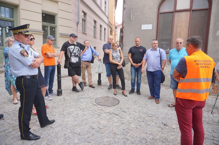 Słupki zagrodziły wyjazd z ul. Olejnej. Mieszkańcy Starego Miasta w Lublinie są oburzeni 