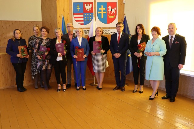 Nagrodzeni nauczyciele ZS nr 3 we Włoszczowie z Zarządem Powiatu i Wizytatorem Kuratorium Oświaty.