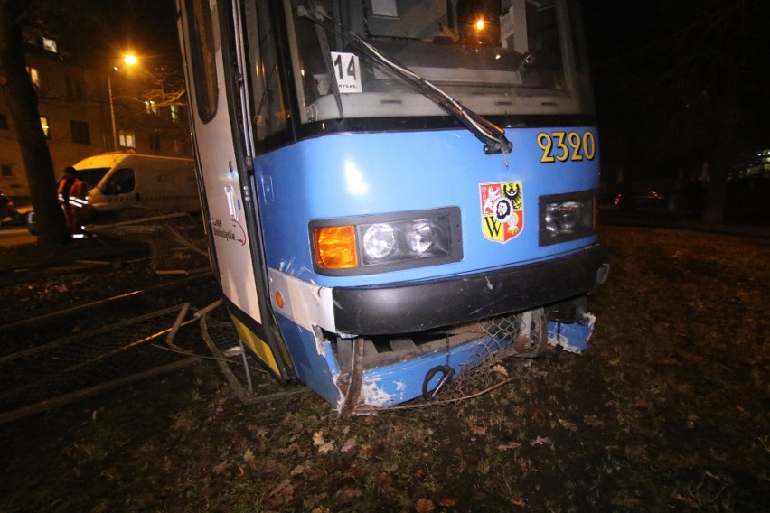 Wypadek na Olszewskiego. "Dwójka" wypadła z torów wprost pod nadjeżdżający tramwaj [FILM, ZDJĘCIA]