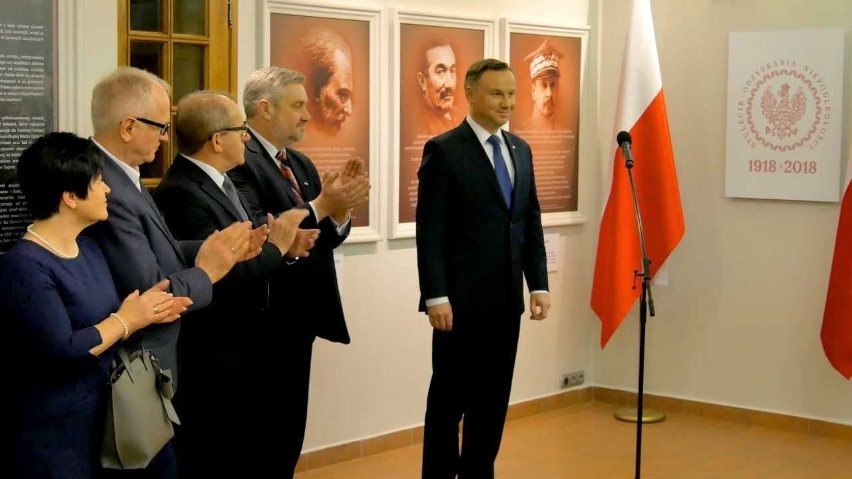 Prezydent Andrzej Duda po otwarciu wystawy w Ciechocinku wybrał się na spacer pod tężnie [zdjęcia]