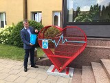 Metalowa instalacja w kształcie serca stanęła w Łapach. Uzbierane w niej nakrętki pomogą potrzebującym (zdjęcia)
