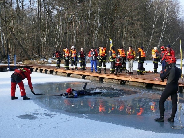 Świebodzińscy strażacy, w tym ochotnicy, wraz z kolegami zielonogórskiego oddziału WOPR doskonalili umiejętności w zakresie bezpieczeństwa prowadzenia działań ratowniczych na zamarzniętym akwenie. Ćwiczenia odbyły się na skutym lodem Jeziorze Niesłysz.Celem zajęć było przypomnienie stosowania technik ratowniczych umożliwiających ewakuację z wody osób poszkodowanych przy użyciu sprzętu będącego na wyposażeniu jednostek. Nie zabrakło wykładu na temat udzielania pierwszej pomocy poszkodowanym w stanie hipotermii. Zasady te przedstawili instruktorzy z Zielonej Góry: Ewelina Kędziora i Mikołaj Bombała.Osobom, pod którymi załamał się lód, w wielu przypadkach są w stanie pomóc świadkowie zdarzenia. Jeśli zachowają szczególną ostrożność, mogą wykorzystać przedmioty znajdujące się pod ręką – np. szalik, długą grubą gałąź, kij hokejowy czy sanki.  Wybierając się na zamarznięte akweny, przezornie warto wziąć ze sobą kolce lodowe, by w razie wypadku podjąć próby samoratowania. Za każdym razem świadkowie zdarzenia powinni jednak wezwać fachową pomoc – straż pożarną (telefon 112 lub 998).Człowiek w lodowatej wodzie ma bardzo mało czasu na udzielenie mu pomocy. W literaturze spotyka się bardzo różne oszacowania czasu przeżycia w zimnej wodzie. Wystarczy zapamiętać, że osoba bez specjalnego kombinezonu może przeżyć w wodzie o temperaturze poniżej 10 stopni C tyle minut, ile wynosi temperatura wody: np. 4 minuty w wodzie o temperaturze 4 stopni.
