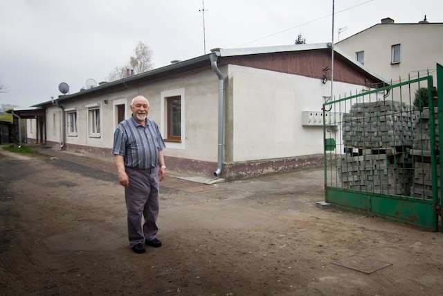 Mieszkańcy budynku przy ulicy Małej 4 nie wiedzą, dlaczego nadal muszą korzystać z szamba.