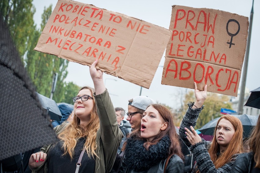 W poniedziałek na ulice wielu miast Polski wyszło prawie sto...