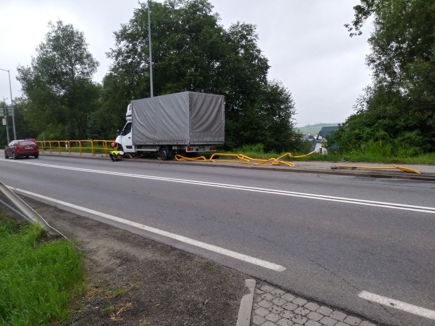 Zakopianka. Pies wyskoczył mu przed maskę, kierowca skosił przydrożne słupki [ZDJĘCIA] 