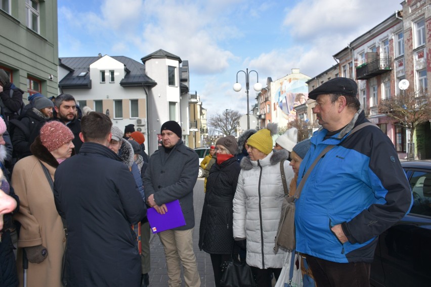 Protest przed chełmskim ratuszem. Nie chcą likwidacji dwóch internatów w Chełmie. Zobacz zdjęcia