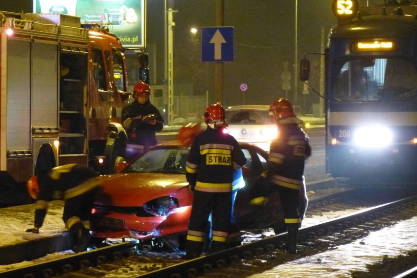 Kraków. Wypadek na Kapelance. Auto wpadło na torowisko [ZDJĘCIA, WIDEO]