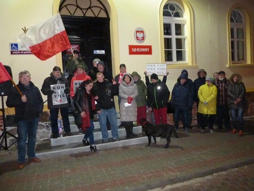 Pierwszego dnia cyklu manifestacji pod Sądem Rejonowym w...