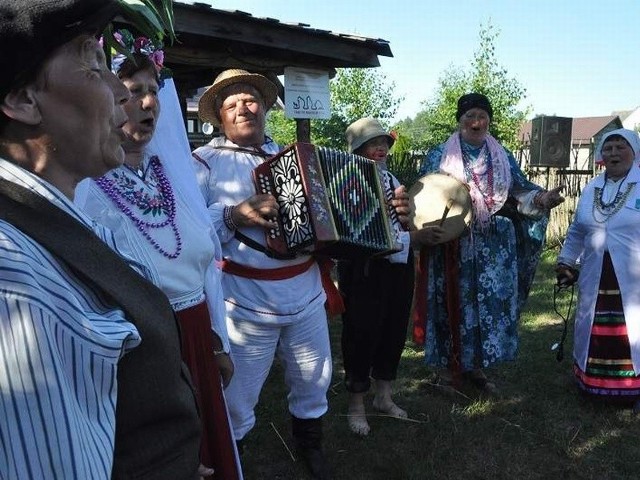 Zespół z Tyszkowicz na Białorusi na czas występów zamienił się w weselnych Cyganów. Teraz ten obrzęd można oglądać jedynie podczas różnego rodzaju inscenizacji