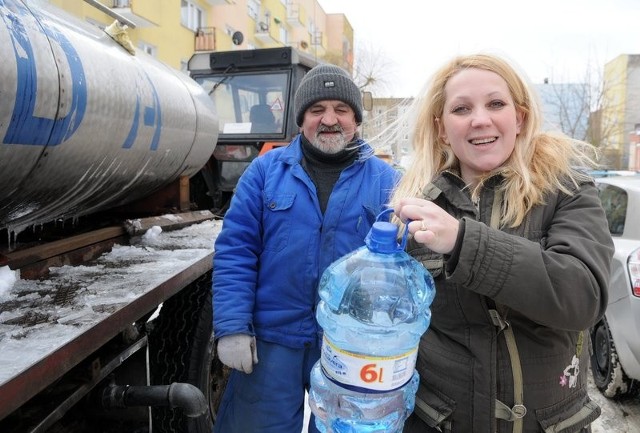 Wodę nabiera Karolina Jasińska, pomaga jej Stefan Ciołek