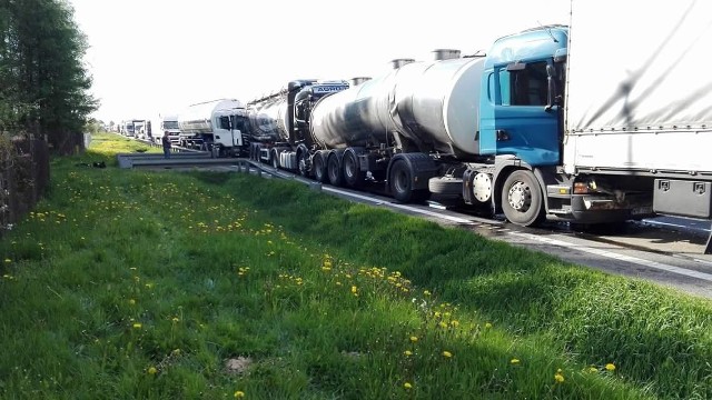 W czwartek o godzinie 16.20 na drodze krajowej numer 50 w Bikówku, gmina Grójec doszło do kolizji z udziałem pięciu samochodów ciężarowych.