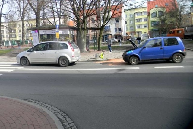 71-letni mieszkaniec Nysy kierujący osobowym fiatem nie zachował bezpiecznego odstępu od poprzedzającego go forda i wjechał w jego tył.