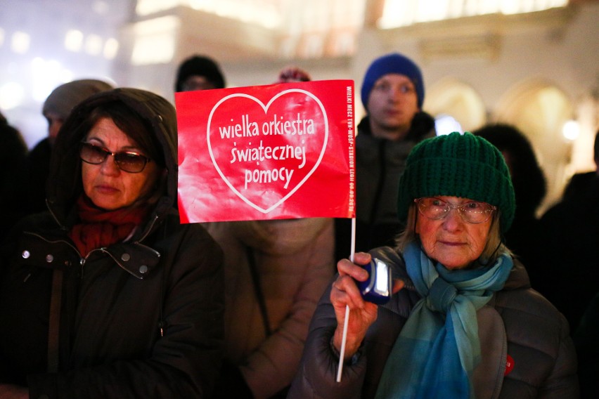 Kraków. Uczcili pamięć Pawła Adamowicza. Wielkie serce światła na Rynku [ZDJĘCIA]