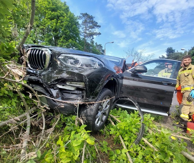 W piątek po godzinie 17 na ulicy Polnej w Toruniu zderzyło się cztery auta. Jak wstępnie ustalili policjanci, do zderzenia doprowadziła kierująca BMW 69-letnia kobieta. Dwie osoby, kobieta z BMW oraz kierowca uderzonej przez jej auto skody trafiły do szpitala.