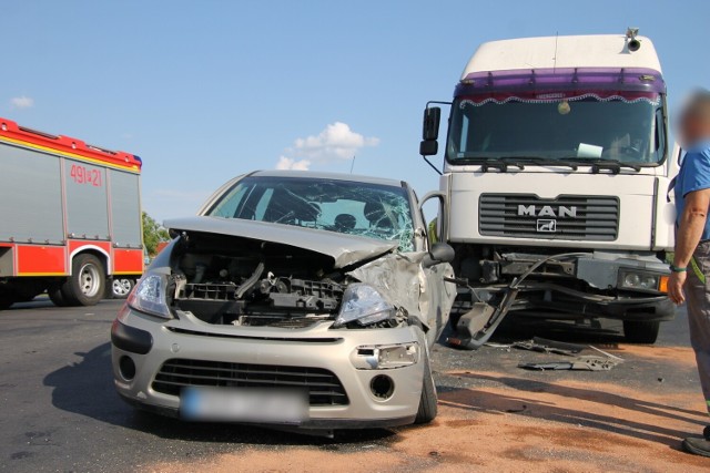 We wtorek, 9 sierpnia po godz. 16 na skrzyżowaniu ul. Kobylińskiej z ul. 1 Maja w Zdunach doszło do zderzenia osobówki z ciężarówką. Kierująca osobówką trafiła do szpitala.Zobacz zdjęcia -->