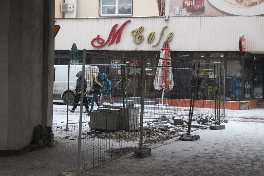 Piesi swobodnie chodzą po rynku, także po torowisku. Trudno...