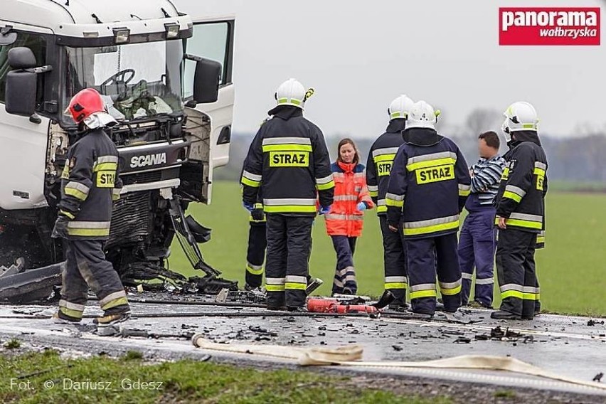 Samochód spłonął pod Osiekiem. Kierowca uciekł w ostatniej chwili